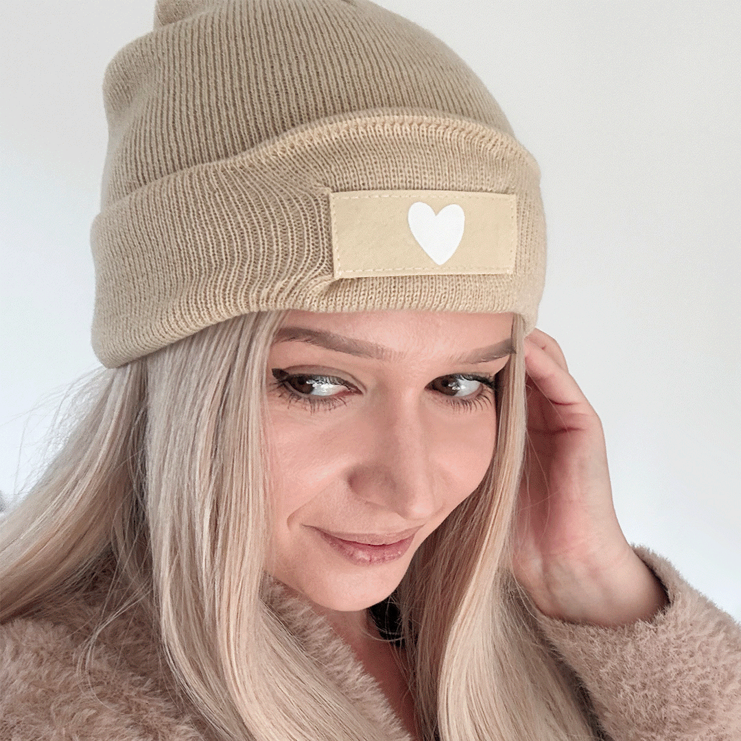 Beanie mit Herz Beige