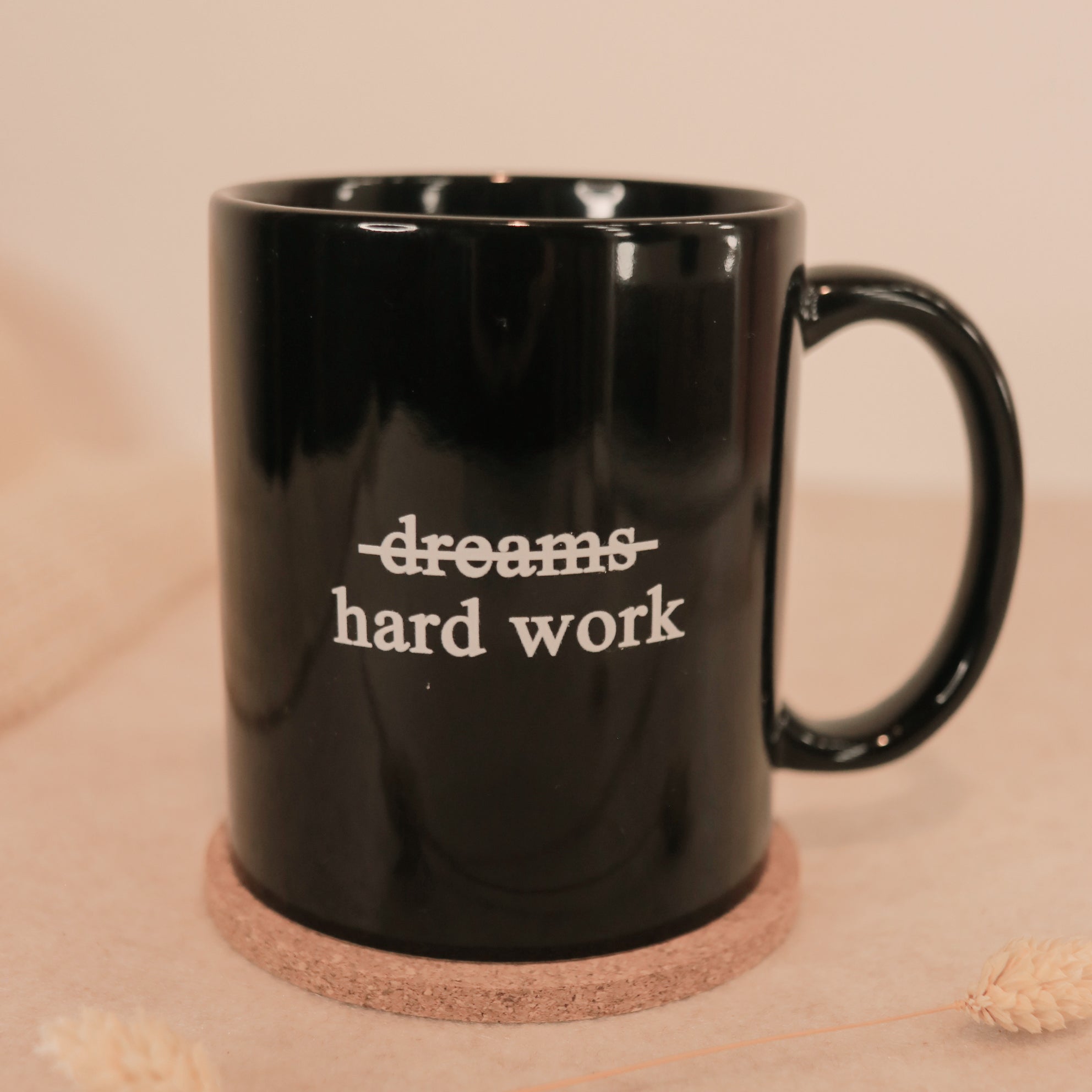 Tasse Dreams / Hard Work in Schwarz