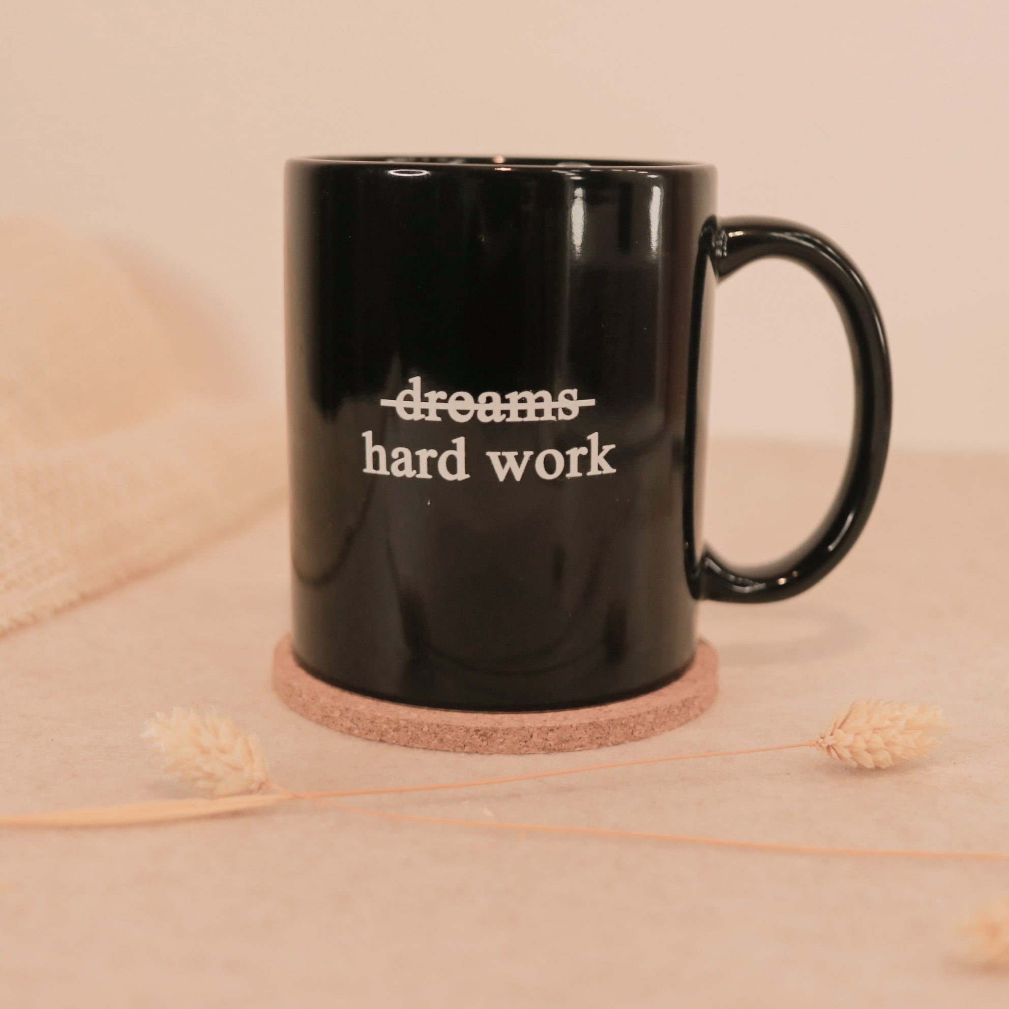 Tasse Dreams / Hard Work in Schwarz