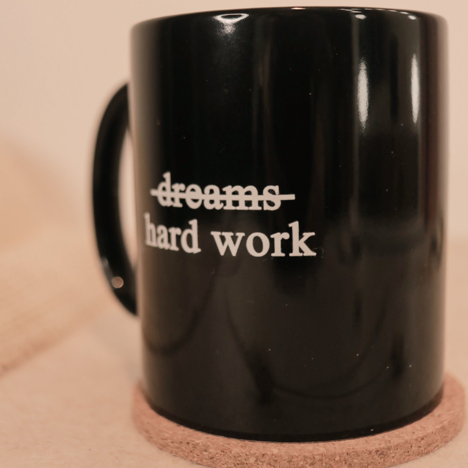 Tasse Dreams / Hard Work in Schwarz